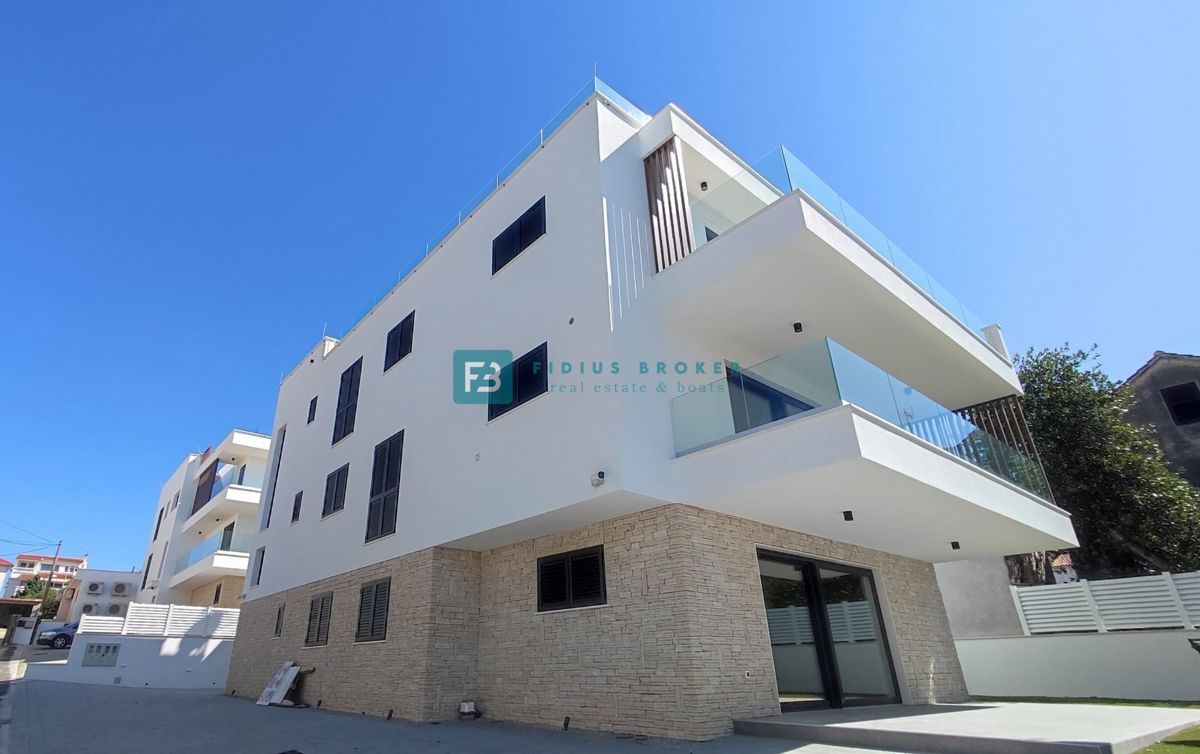 VODICE, novogradnja, luksuzno stanovanje, center, 250 m do rive