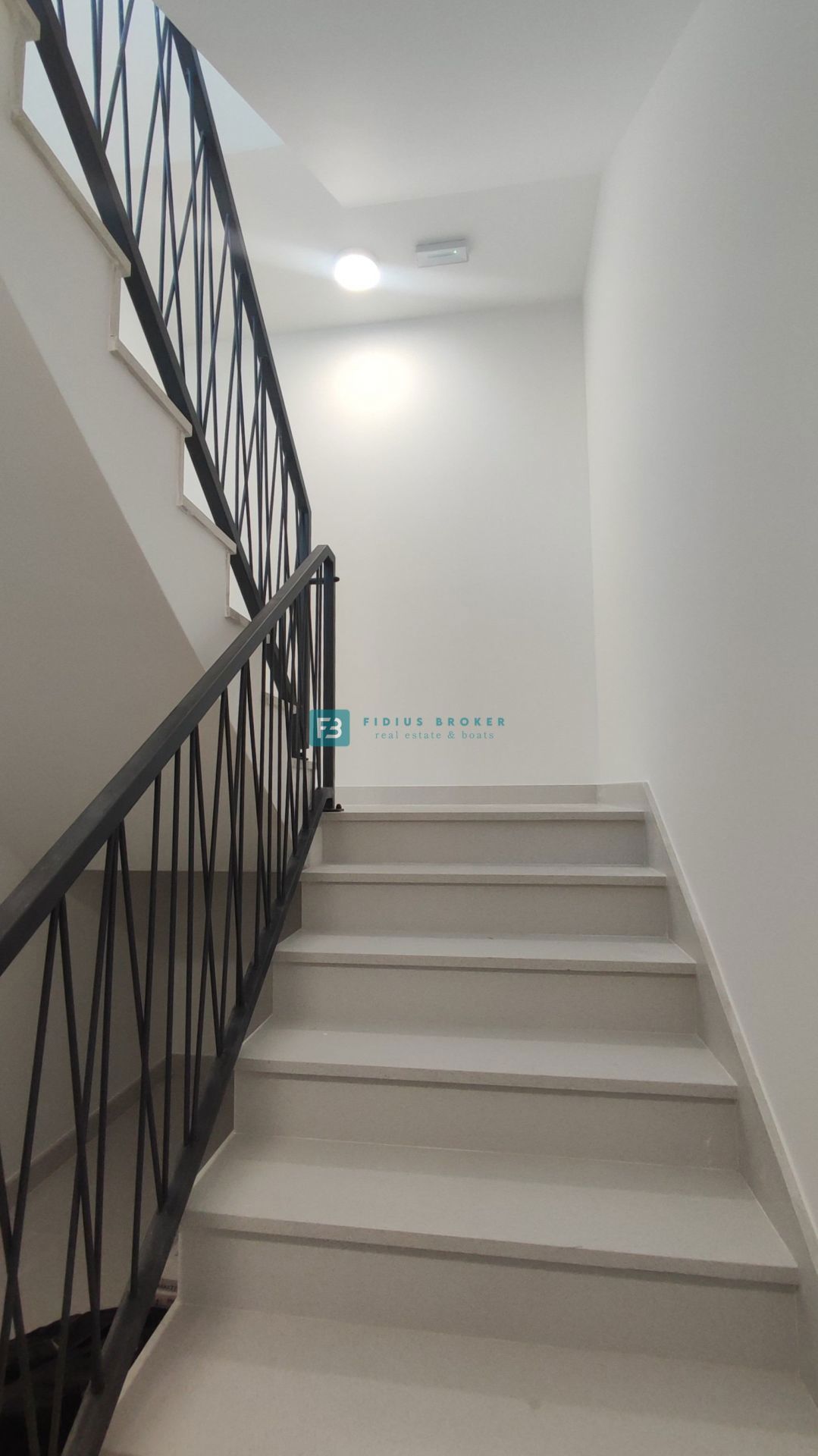 VODICE, novogradnja, luksuzno stanovanje, center, 250 m do rive