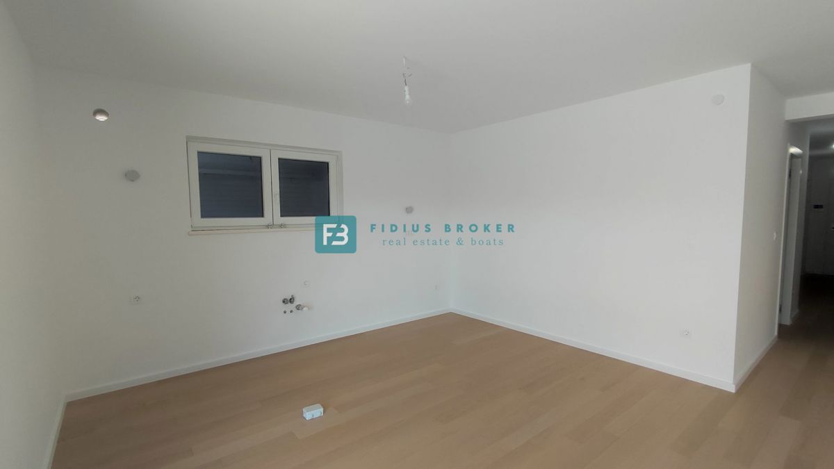 VODICE, novogradnja, luksuzno stanovanje, center, 250 m do rive