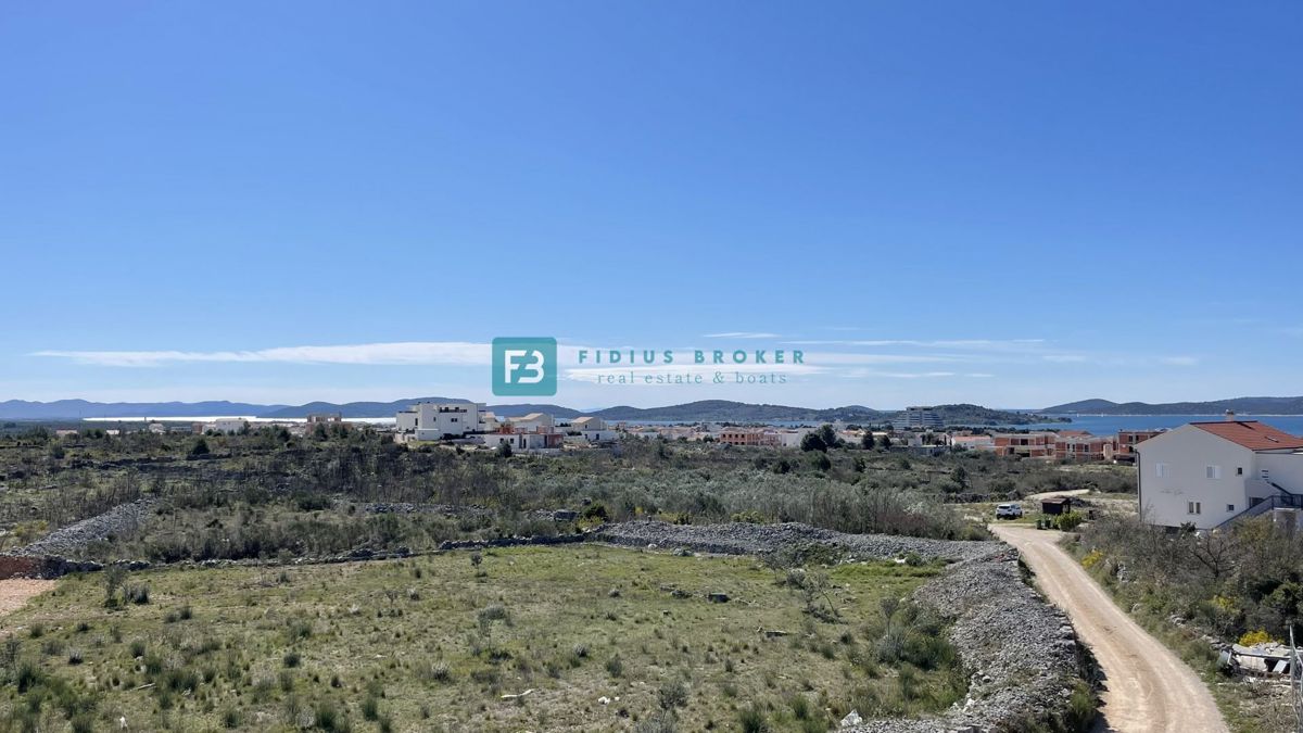 VODICE, novogradnja, 2. nadstropje, pogled na morje, 3 spalnice, 2 parkirni mesti