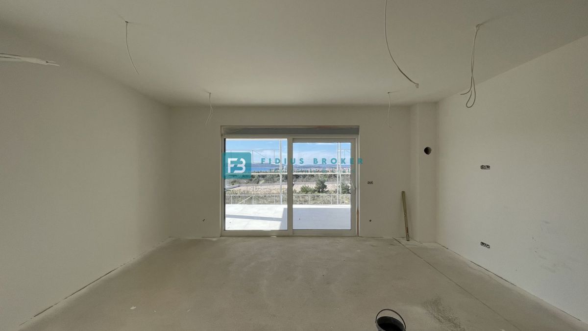 VODICE, novogradnja, 2. nadstropje, pogled na morje, 3 spalnice, 2 parkirni mesti