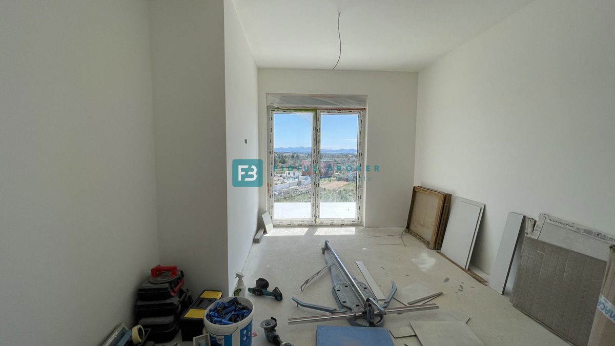 VODICE, novogradnja, 2. nadstropje, pogled na morje, 3 spalnice, 2 parkirni mesti