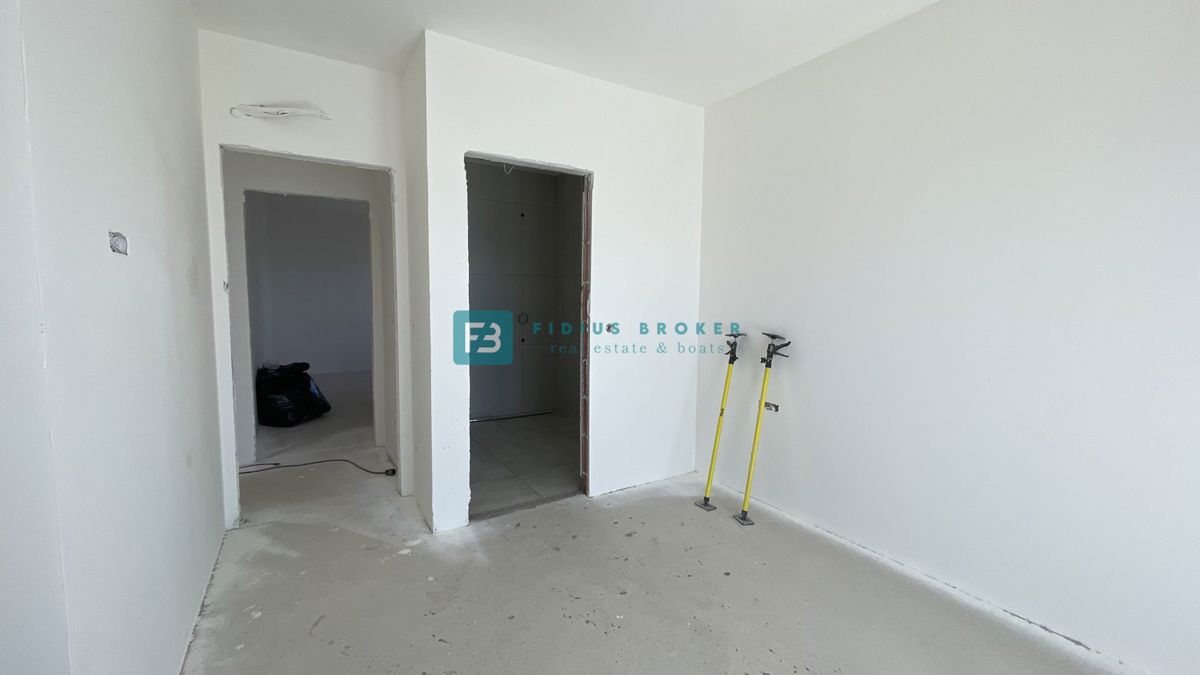 VODICE, novogradnja, 2. nadstropje, pogled na morje, 3 spalnice, 2 parkirni mesti