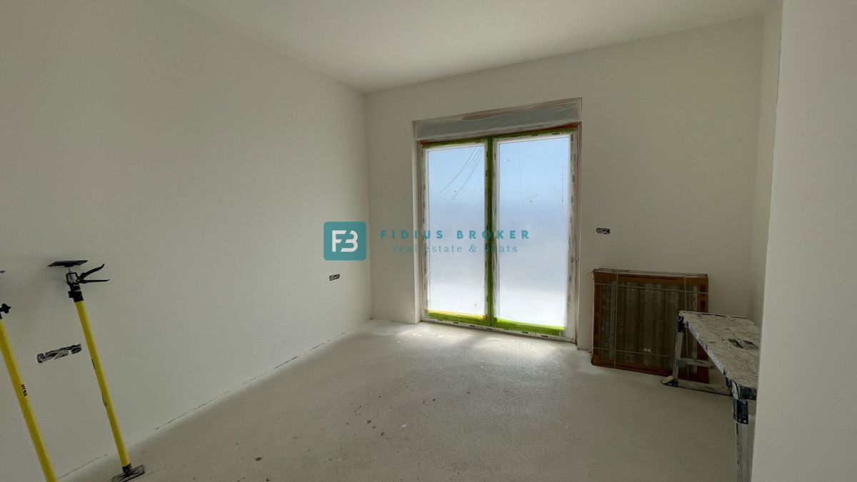 VODICE, novogradnja, 2. nadstropje, pogled na morje, 3 spalnice, 2 parkirni mesti