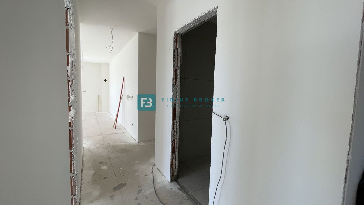 VODICE, novogradnja, 2. nadstropje, pogled na morje, 3 spalnice, 2 parkirni mesti