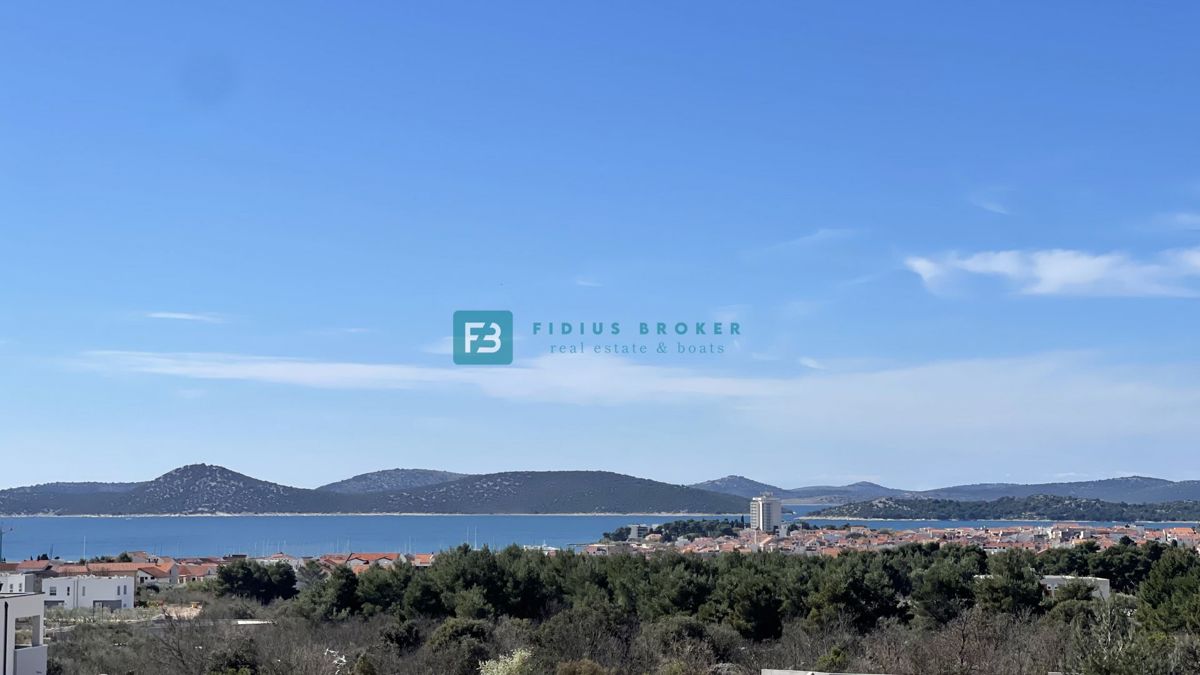 VODICE, novogradnja, 2. nadstropje, pogled na morje, 3 spalnice, 2 parkirni mesti