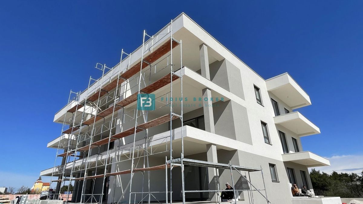 VODICE, novogradnja, 2. nadstropje, pogled na morje, 3 spalnice, 2 parkirni mesti