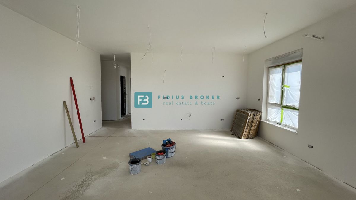 VODICE, novogradnja, 2. nadstropje, pogled na morje, 3 spalnice, 2 parkirni mesti