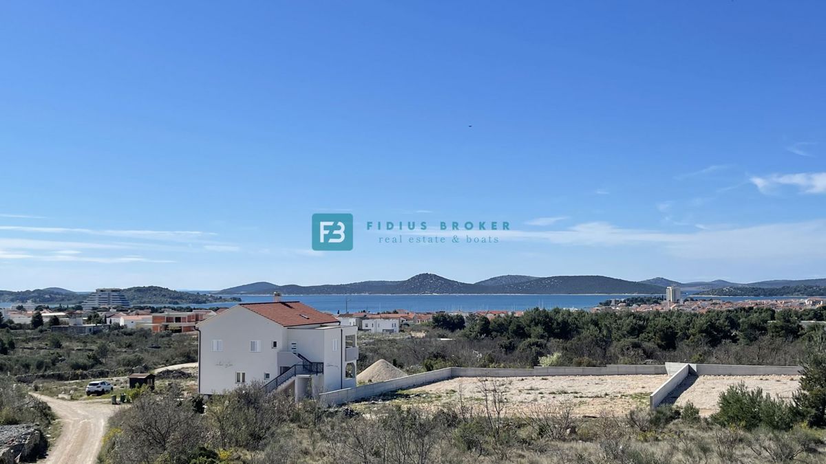 VODICE, novogradnja, 2. nadstropje, pogled na morje, 3 spalnice, 2 parkirni mesti