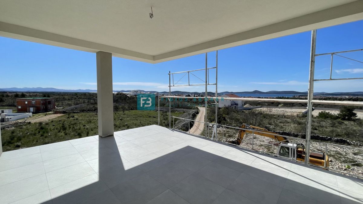 VODICE, novogradnja, 2. nadstropje, pogled na morje, 3 spalnice, 2 parkirni mesti