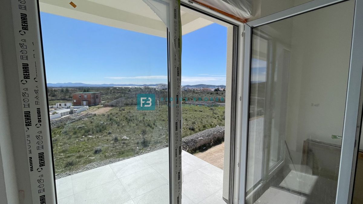 VODICE, novogradnja, 2. nadstropje, pogled na morje, 3 spalnice, 2 parkirni mesti