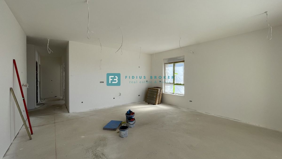 VODICE, novogradnja, 2. nadstropje, pogled na morje, 3 spalnice, 2 parkirni mesti