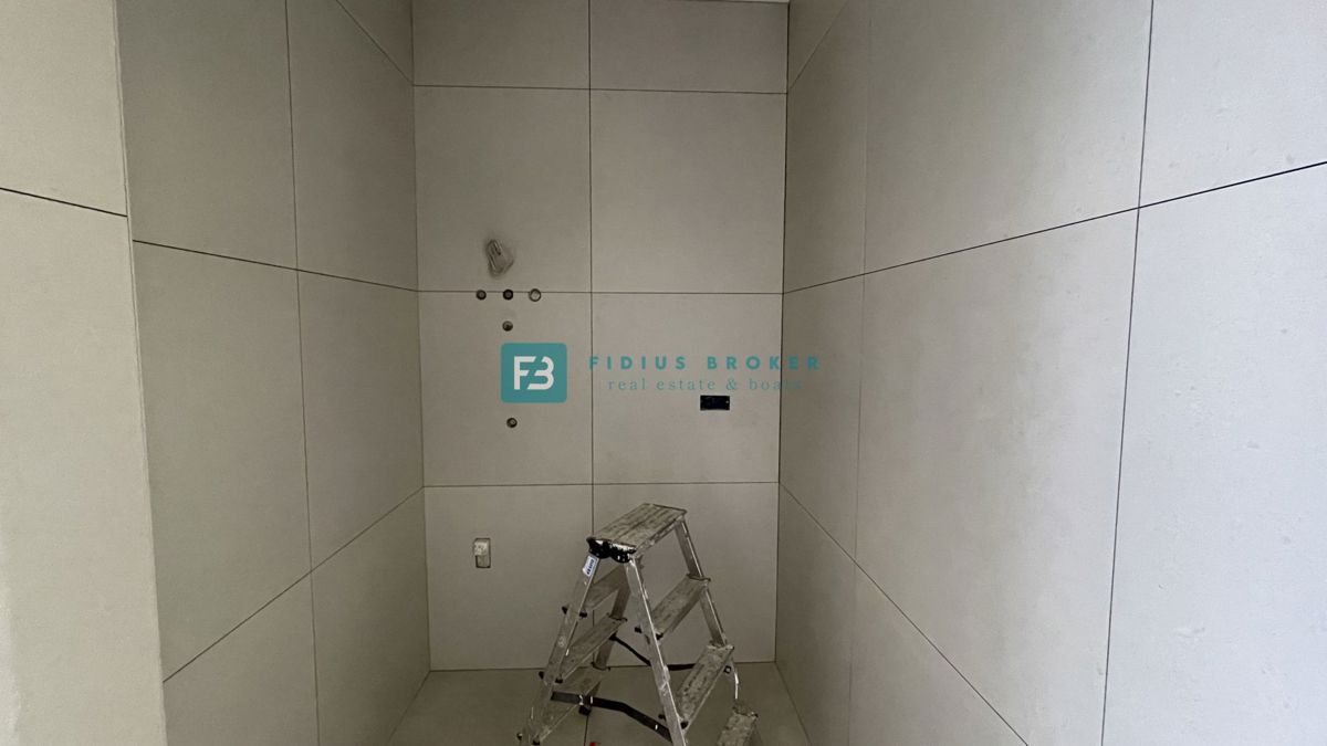 VODICE, novogradnja, 2. nadstropje, pogled na morje, 3 spalnice, 2 parkirni mesti