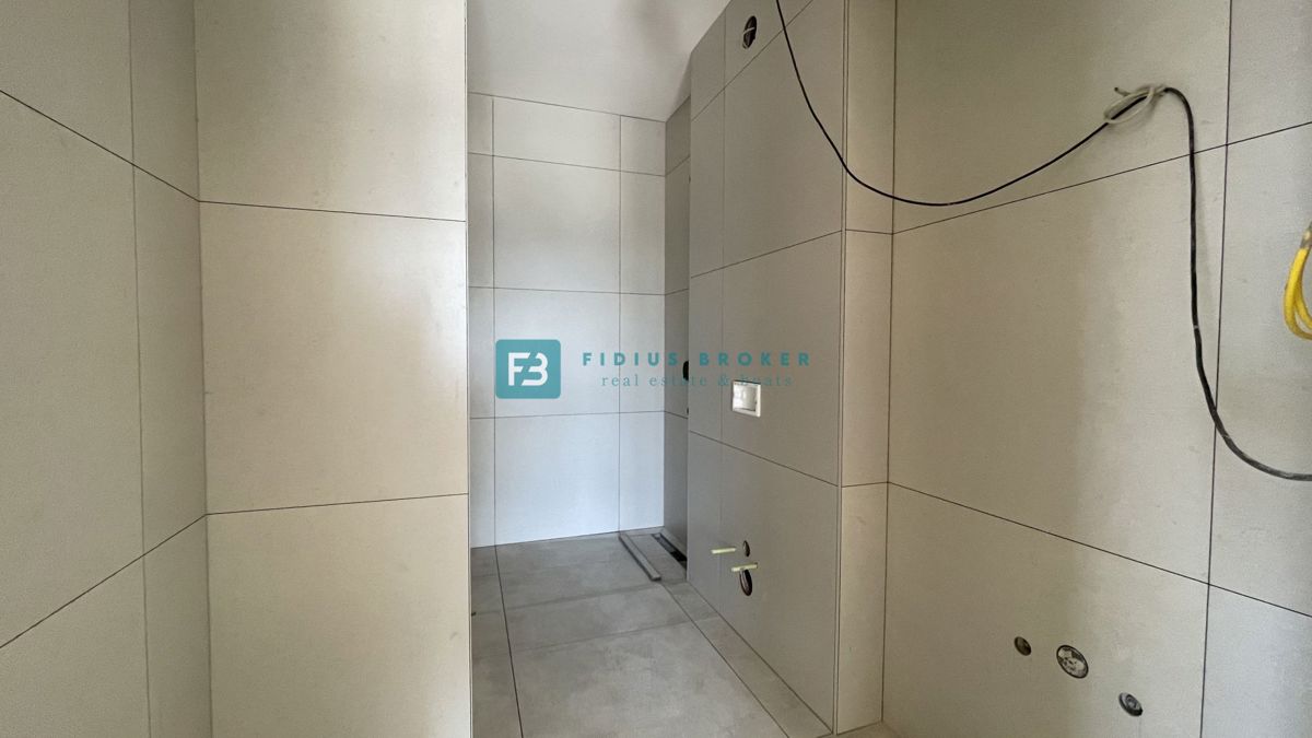 VODICE, novogradnja, 2. nadstropje, pogled na morje, 3 spalnice, 2 parkirni mesti