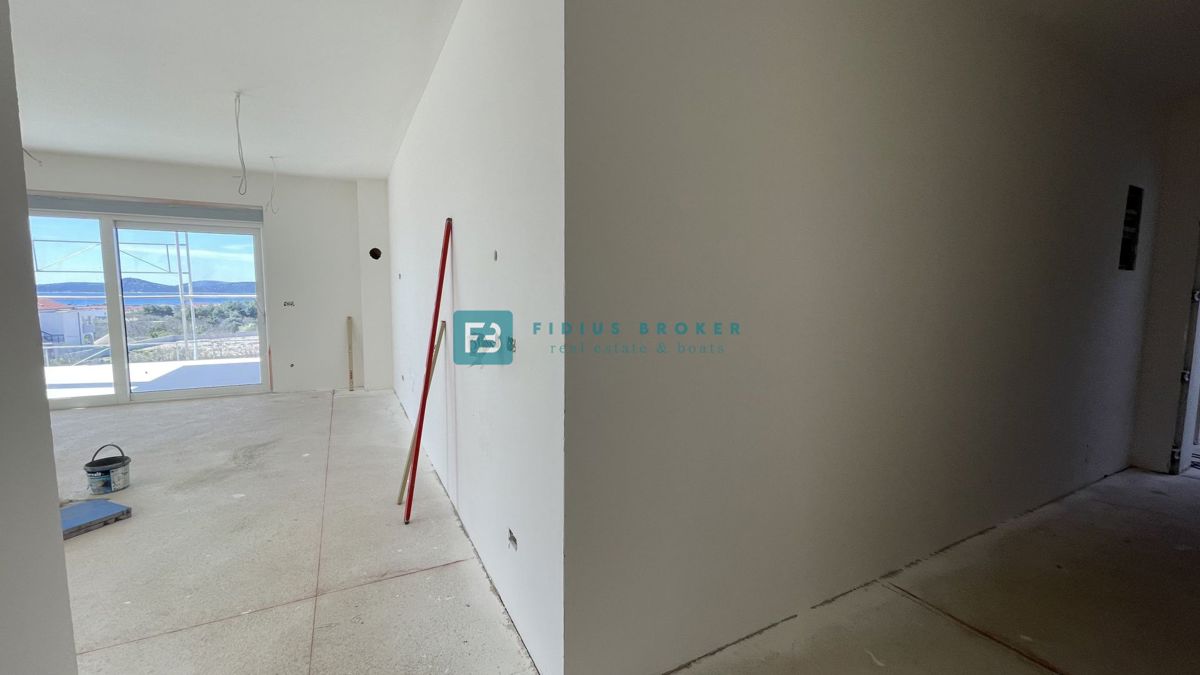 VODICE, novogradnja, 2. nadstropje, pogled na morje, 3 spalnice, 2 parkirni mesti