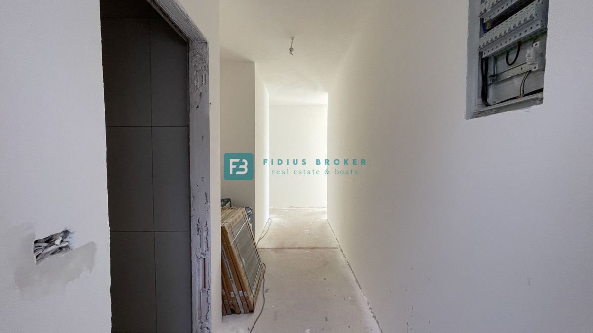 VODICE, novogradnja, 2. nadstropje, pogled na morje, 3 spalnice, 2 parkirni mesti