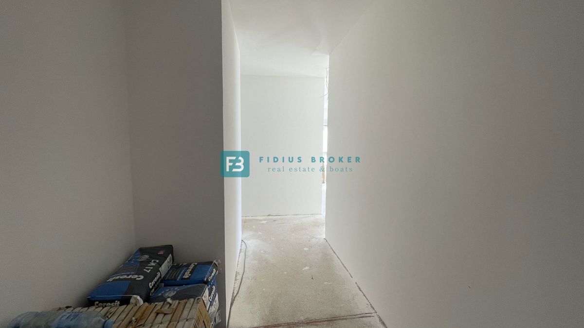 VODICE, novogradnja, 2. nadstropje, pogled na morje, 3 spalnice, 2 parkirni mesti