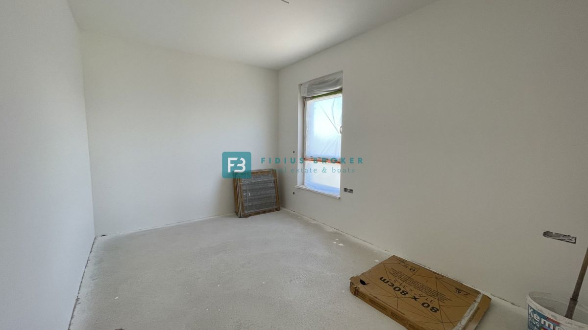 VODICE, novogradnja, 2. nadstropje, pogled na morje, 3 spalnice, 2 parkirni mesti