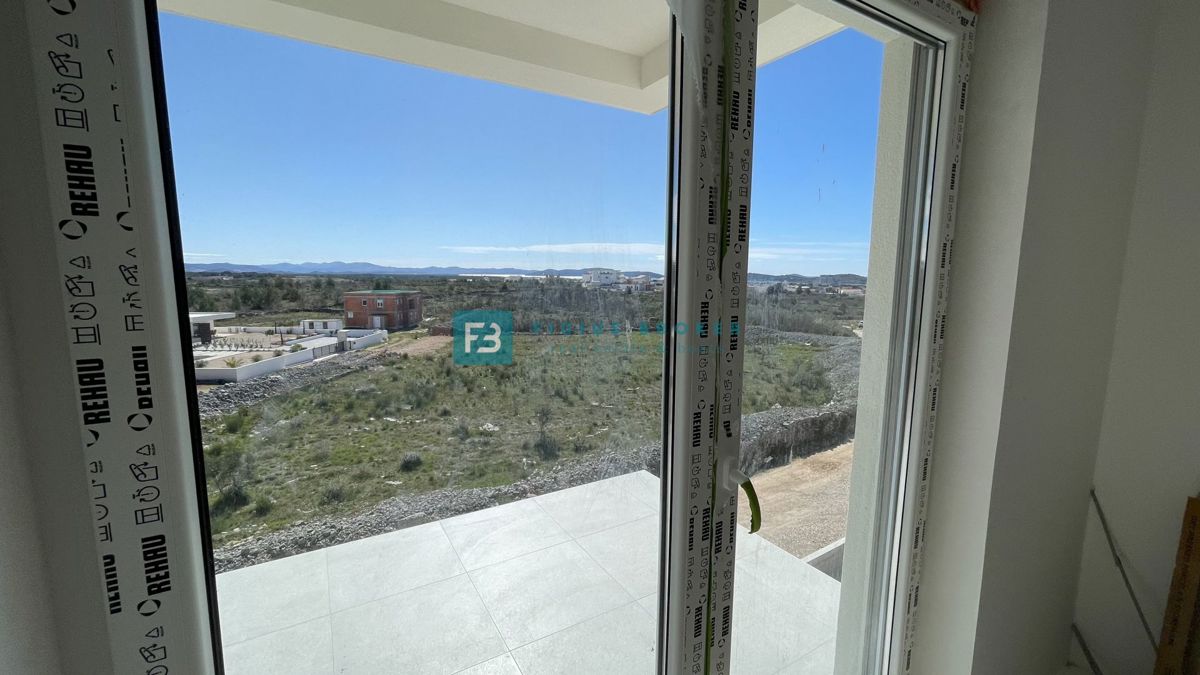 VODICE, novogradnja, 2. nadstropje, pogled na morje, 3 spalnice, 2 parkirni mesti