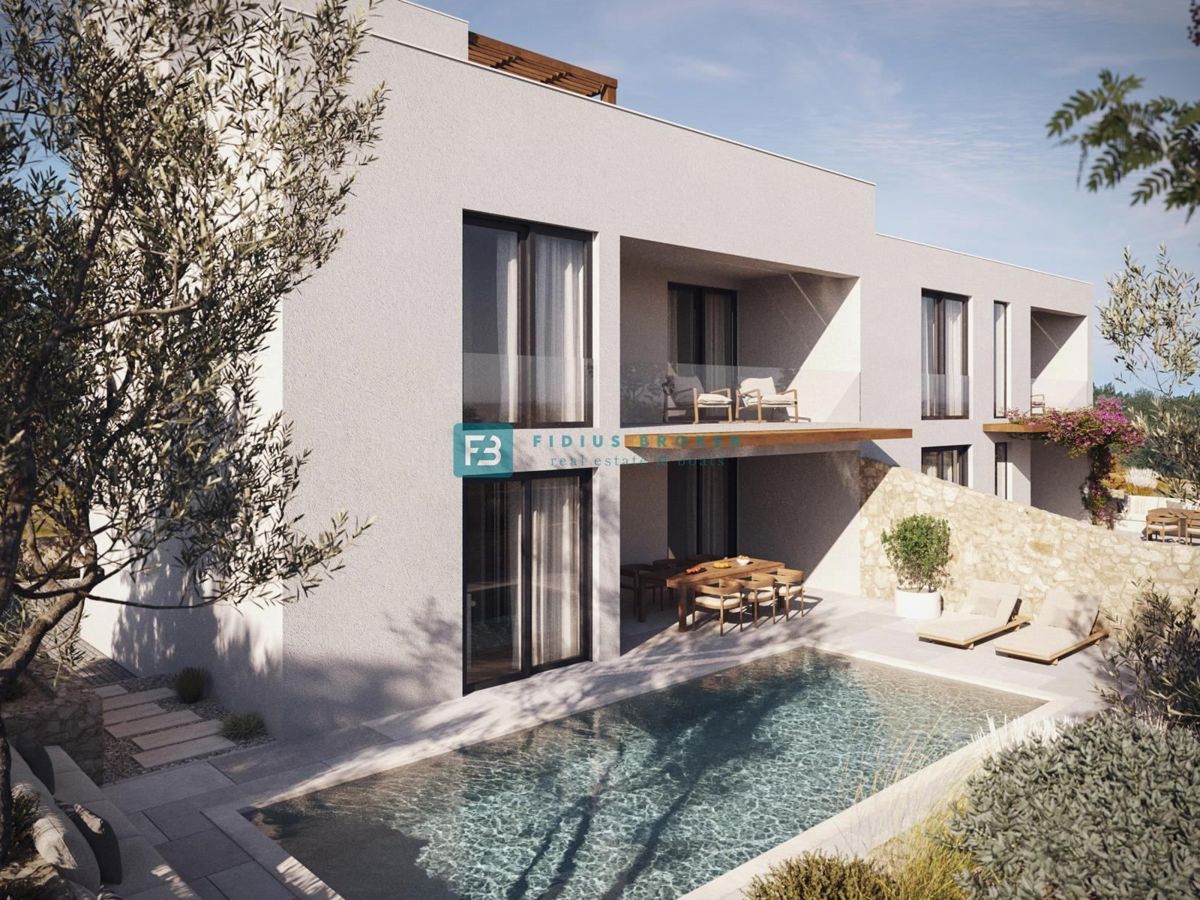 VODICE, novogradnja, pol samostojna hiša, panoramski razgled, bazen, strešna terasa