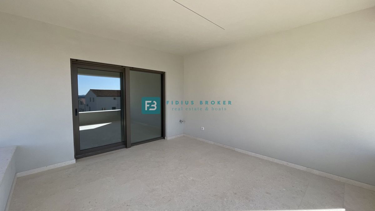 VODICE, novogradnja, pritličje, dvigalo, parkirišče, shramba