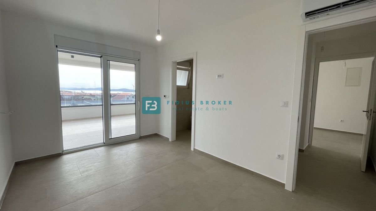 Vodice, novo, 2. nadstropje, vseljivo, panoramski pogled na morje, 2 shrambi