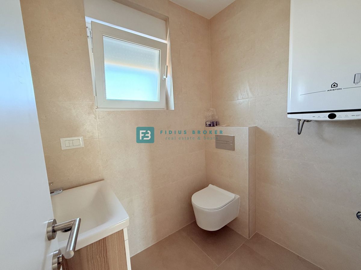 Vodice, novo, 2. nadstropje, vseljivo, panoramski pogled na morje, 2 shrambi