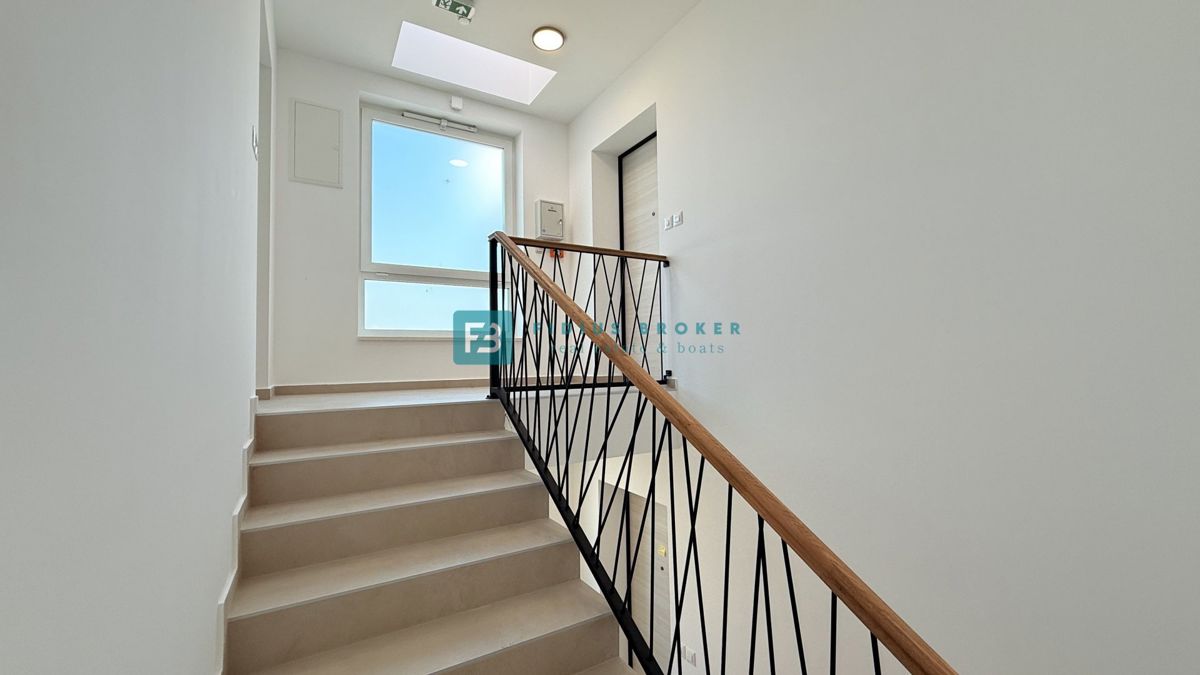 Vodice, novo, 2. nadstropje, vseljivo, panoramski pogled na morje, 2 shrambi