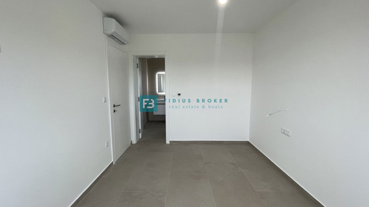 Vodice, novo, 2. nadstropje, vseljivo, panoramski pogled na morje, 2 shrambi