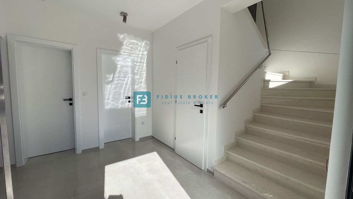 VODICE - SRIMA, novo, opremljeno stanovanje, 300 m do plaže, pogled na morje, 3 spalnice