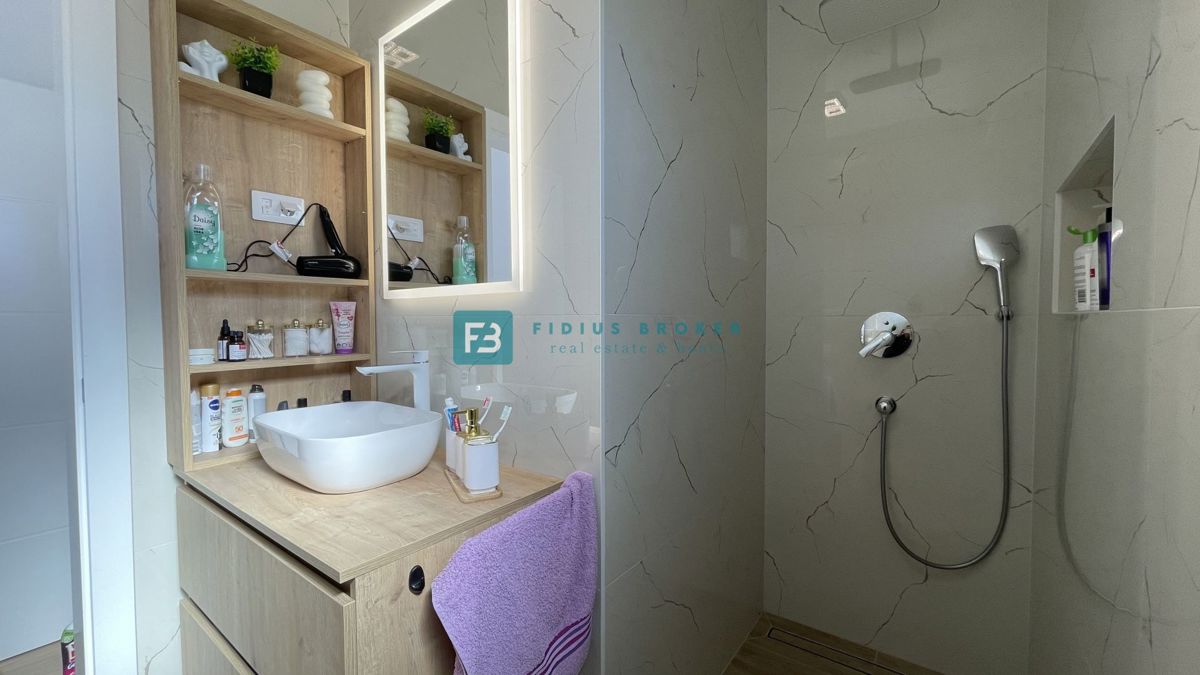 VODICE - SRIMA, novo, opremljeno stanovanje, 300 m do plaže, pogled na morje, 3 spalnice