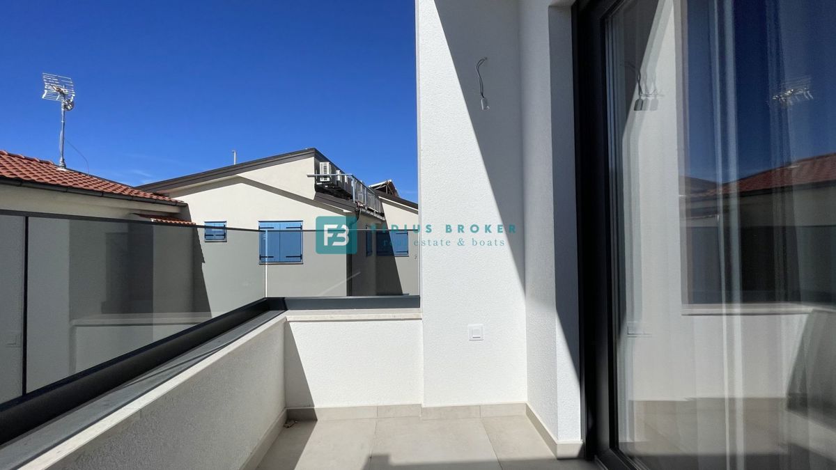 VODICE - SRIMA, novo, opremljeno stanovanje, 300 m do plaže, pogled na morje, 3 spalnice