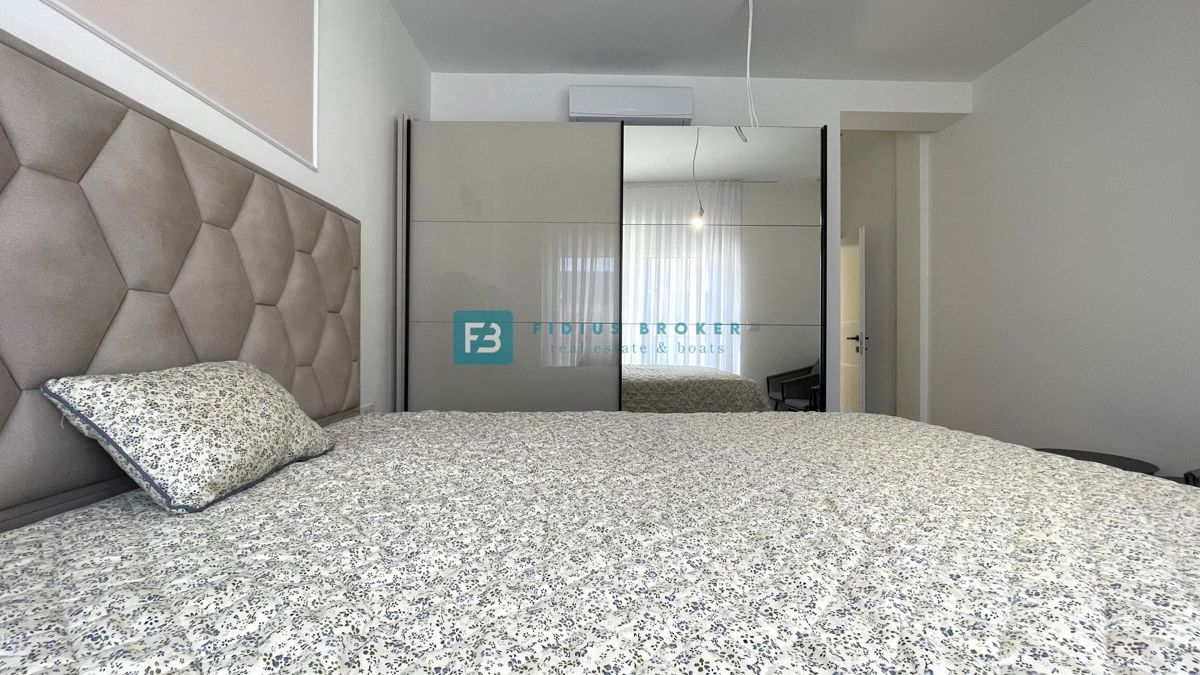 VODICE - SRIMA, novo, opremljeno stanovanje, 300 m do plaže, pogled na morje, 3 spalnice