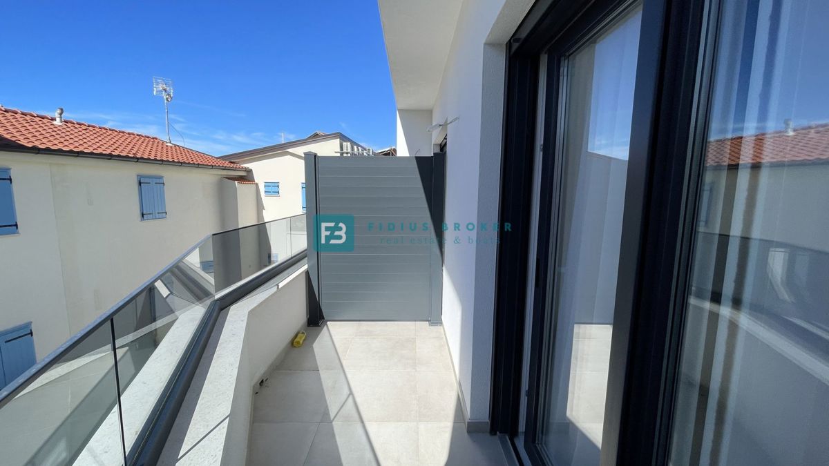 VODICE - SRIMA, novo, opremljeno stanovanje, 300 m do plaže, pogled na morje, 3 spalnice