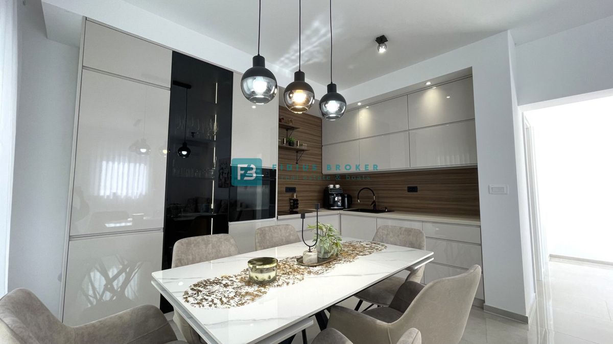 VODICE - SRIMA, novo, opremljeno stanovanje, 300 m do plaže, pogled na morje, 3 spalnice