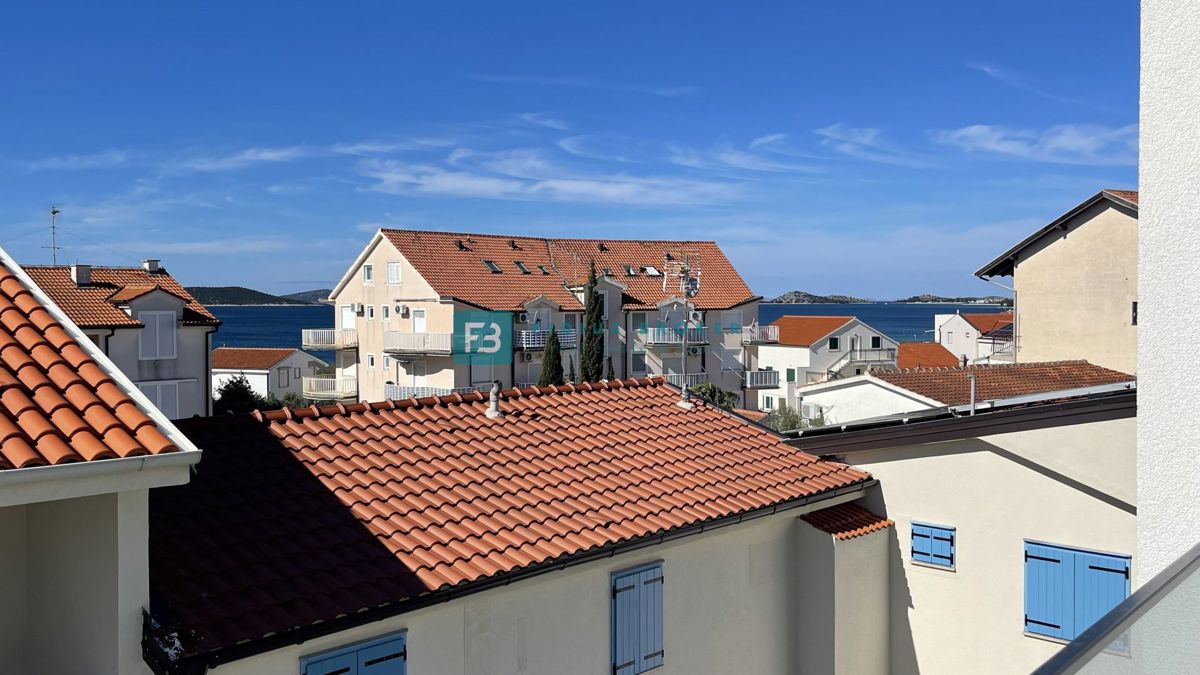 VODICE - SRIMA, novo, opremljeno stanovanje, 300 m do plaže, pogled na morje, 3 spalnice