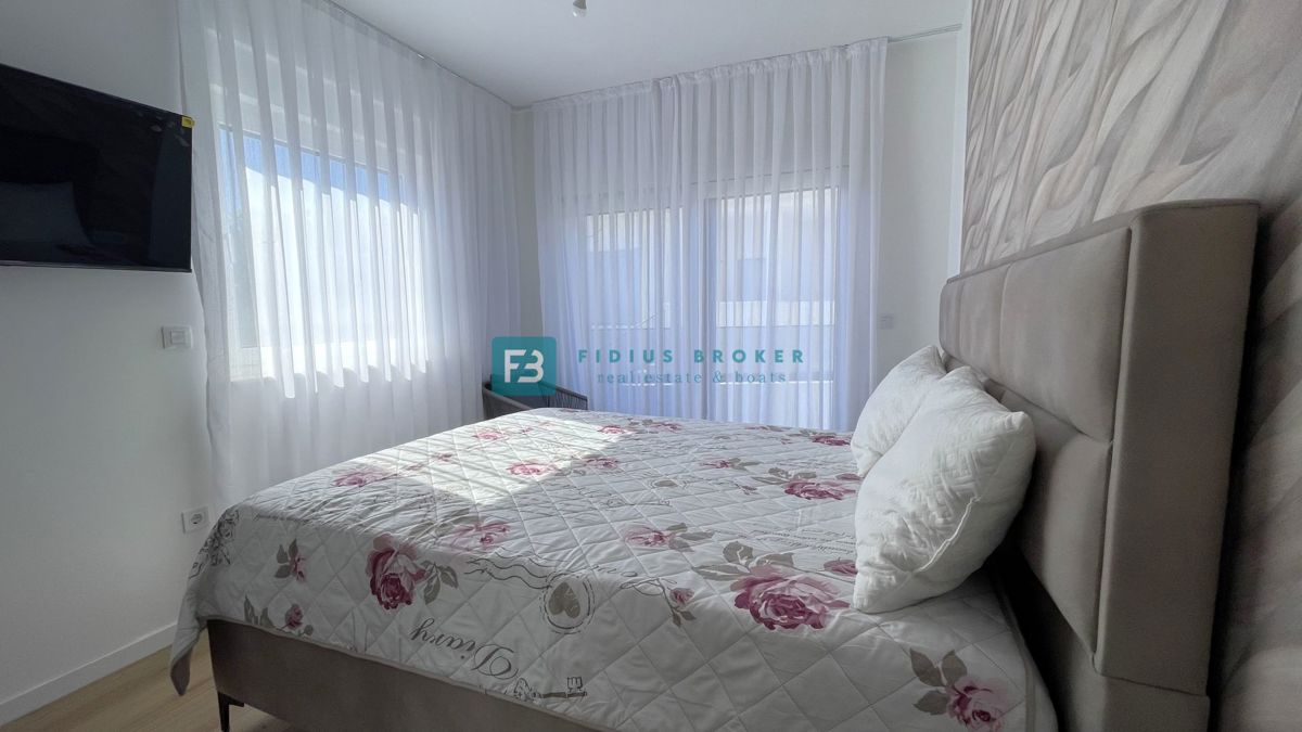 VODICE - SRIMA, novo, opremljeno stanovanje, 300 m do plaže, pogled na morje, 3 spalnice