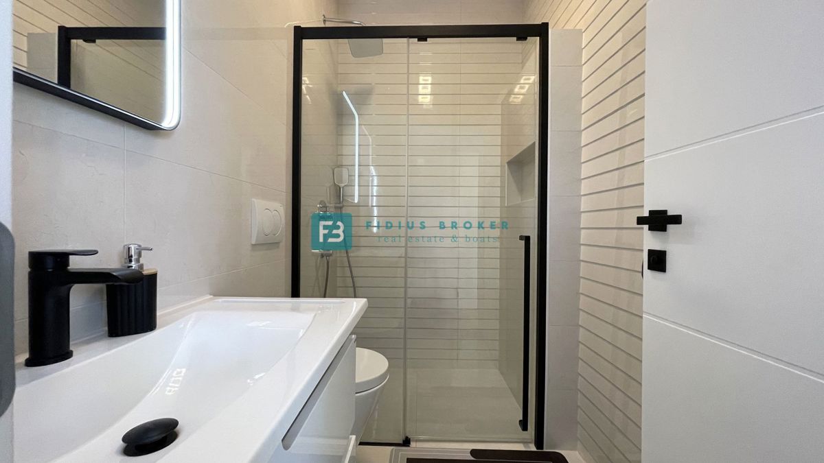 VODICE - SRIMA, novo, opremljeno stanovanje, 300 m do plaže, pogled na morje, 3 spalnice