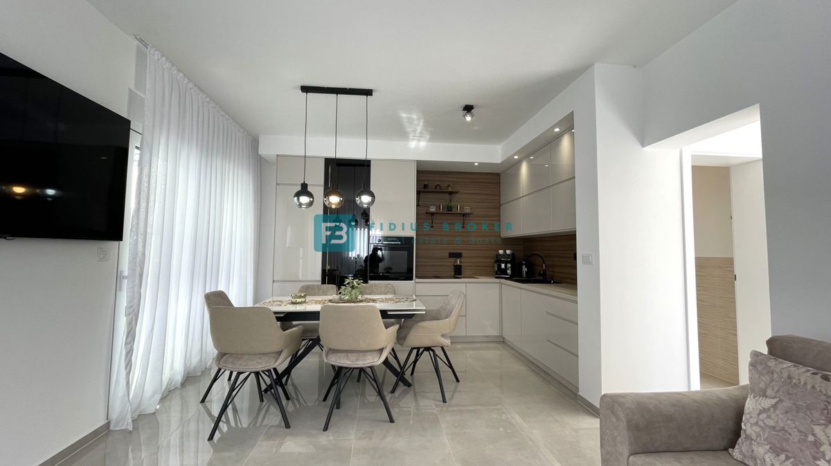 VODICE - SRIMA, novo, opremljeno stanovanje, 300 m do plaže, pogled na morje, 3 spalnice