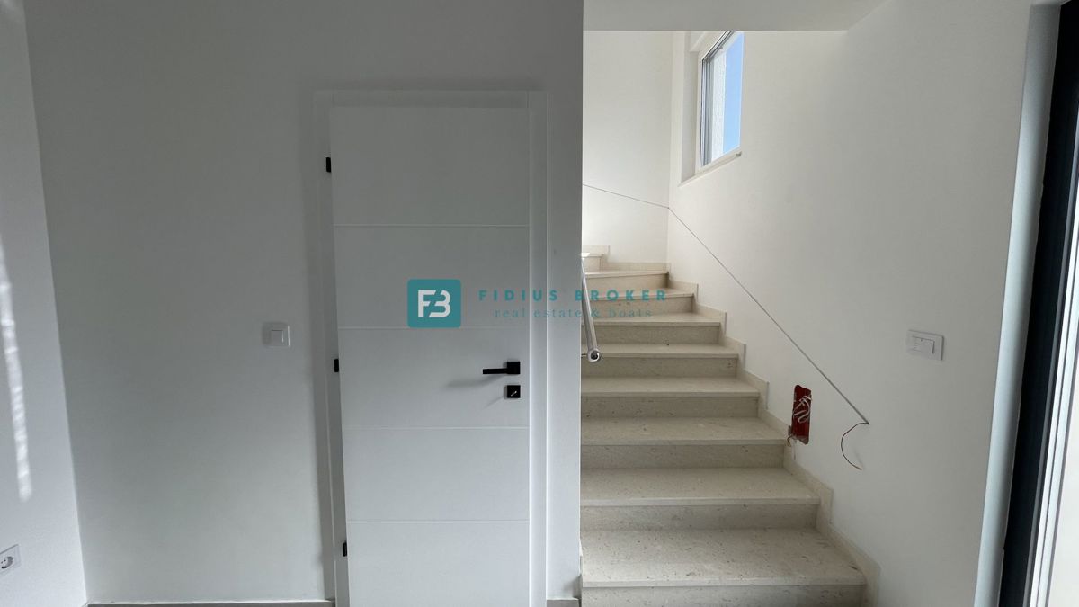 VODICE - SRIMA, novo, opremljeno stanovanje, 300 m do plaže, pogled na morje, 3 spalnice