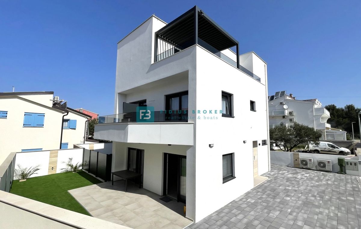 VODICE - SRIMA, novo, opremljeno stanovanje, 300 m do plaže, pogled na morje, 3 spalnice