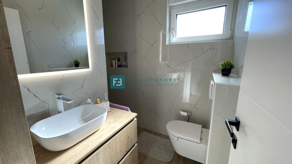 VODICE - SRIMA, novo, opremljeno stanovanje, 300 m do plaže, pogled na morje, 3 spalnice