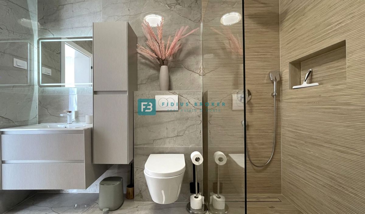 VODICE - SRIMA, novo, opremljeno stanovanje, 300 m do plaže, pogled na morje, 3 spalnice