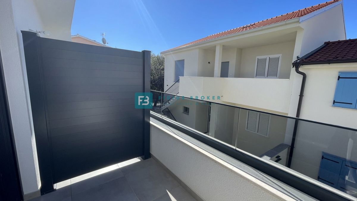 VODICE - SRIMA, novo, opremljeno stanovanje, 300 m do plaže, pogled na morje, 3 spalnice