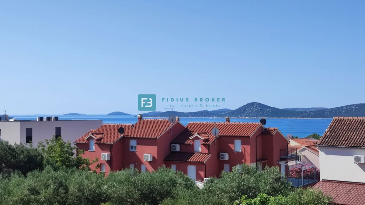 VODICE, novogradnja, pritličje z vrtom, dvigalo, parkirišče, shramba