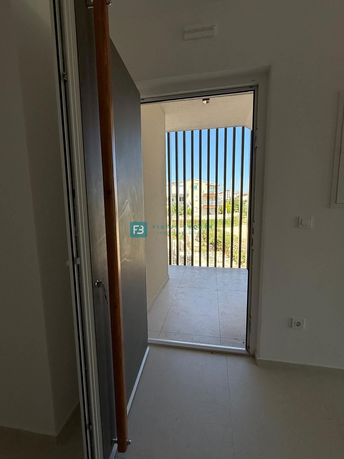 VODICE, novogradnja, 350 m od plaže, 2. nad., pogled na morje