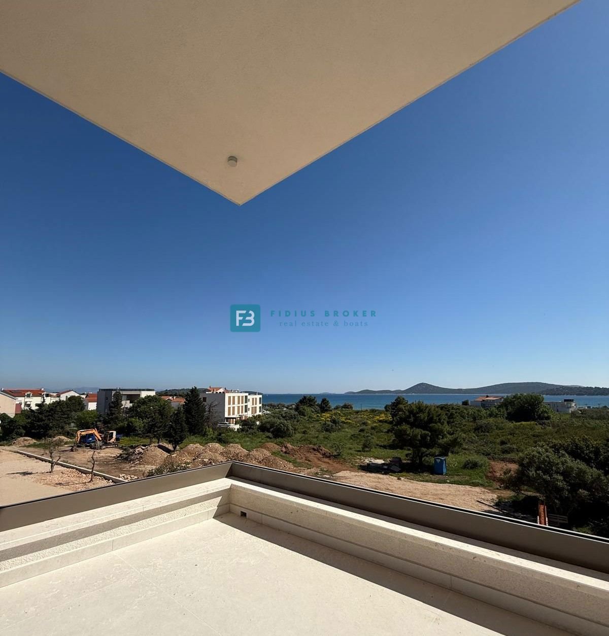 VODICE, novogradnja, 350 m od plaže, 2. nad., pogled na morje