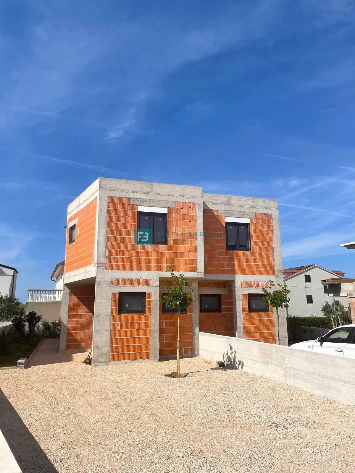 VODICE, novogradnja, dvojček, 650 m od morja, vrt 120 m2, S1