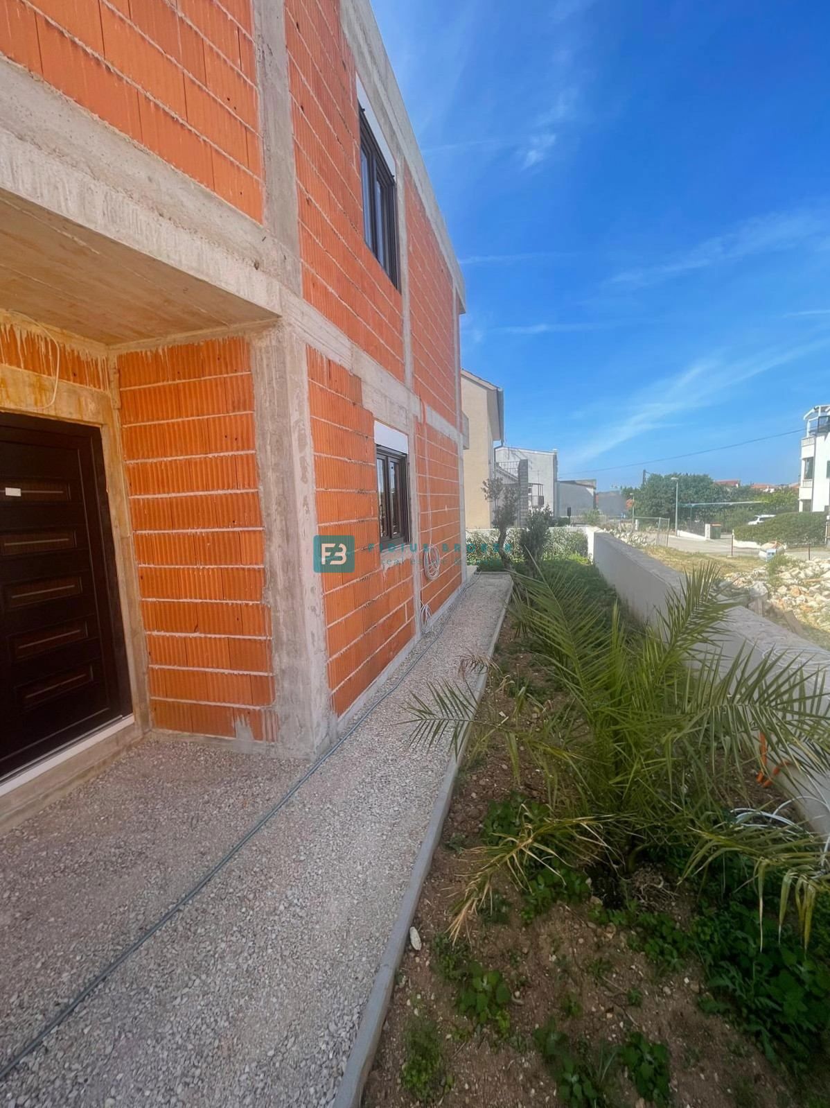 VODICE, novogradnja, dvojček, 650 m od morja, vrt 120 m2, S1