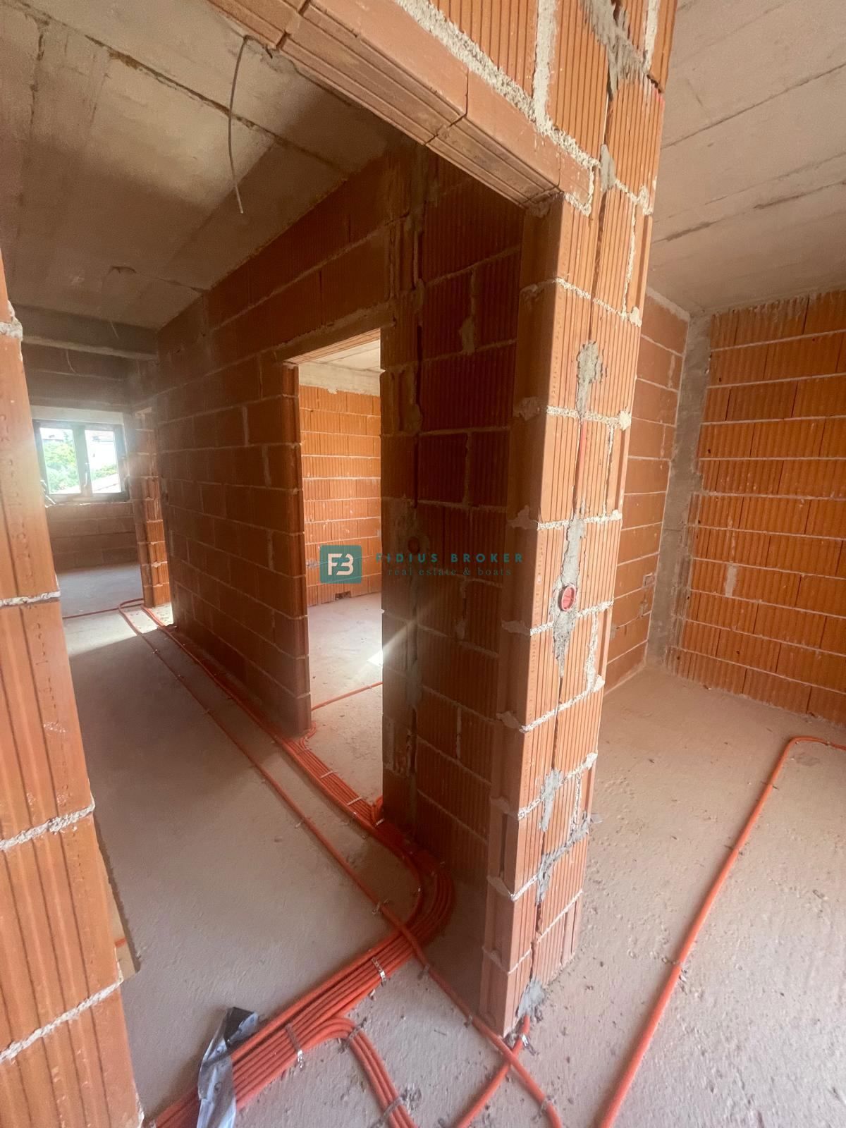 VODICE, novogradnja, dvojček, 650 m od morja, vrt 120 m2, S1